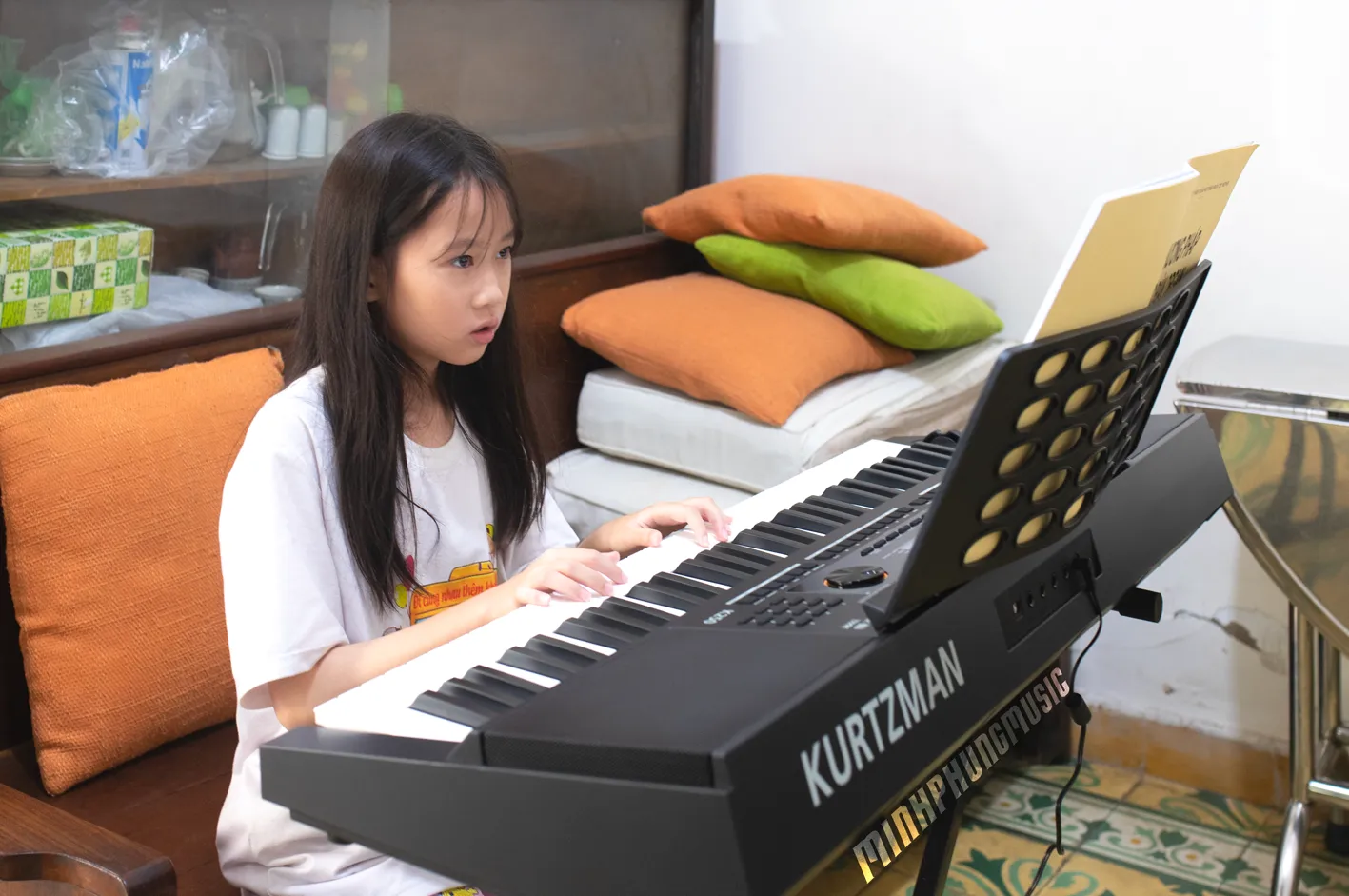 Nhân viên hướng dẫn sử dụng K250