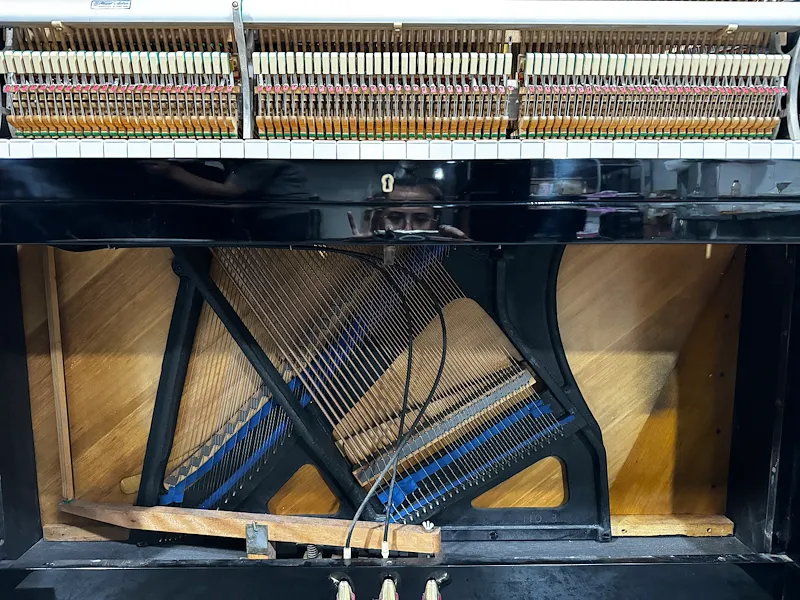 Dan piano co Kawai KU3 - Chi tiet bo may ben trong