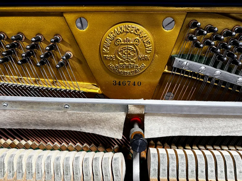Dan piano co Kawai KU3 - Logo tren khung gang
