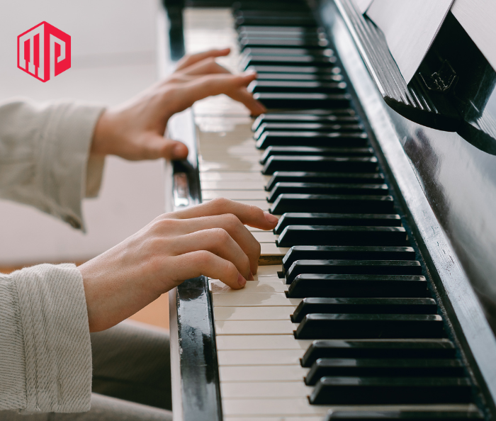 Đàn piano điện tử trang bị hệ thống 88 bàn phím phân cấp dọc giúp người tập có kỹ thuật tốt hơn