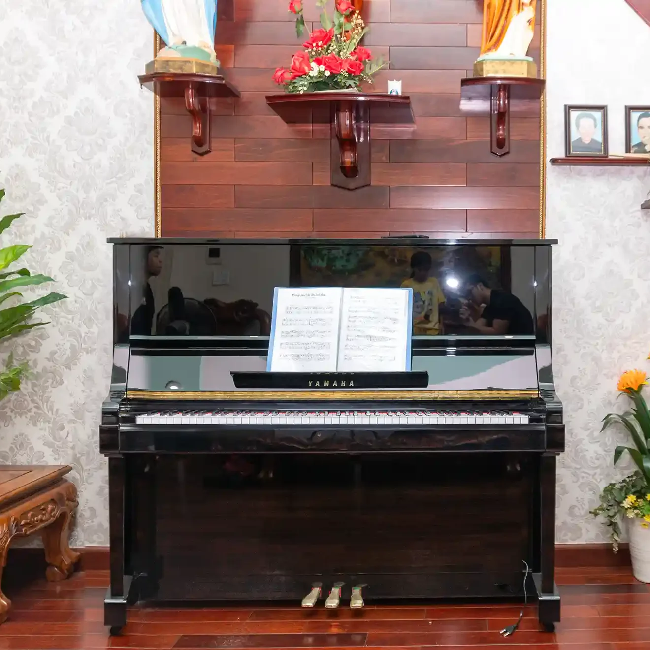 đàn piano cơ yamaha u1g màu trắng