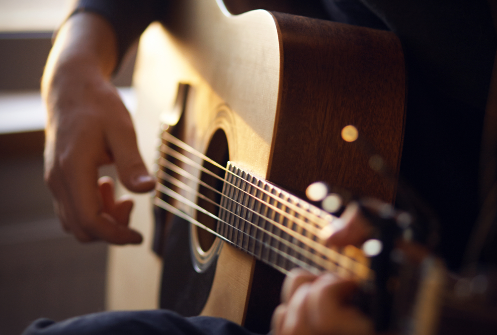 Học guitar đệm hát nên mua đàn Acoustic hay Classic
