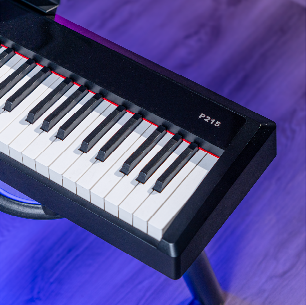 Góc chụp nghiêng đàn piano Kurtzman P215 hiện đại