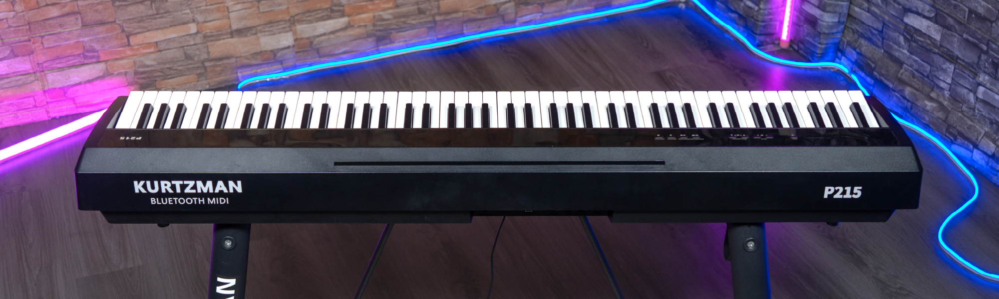 Đàn piano Kurtzman P215 trong bộ setup sân khấu hiện đại