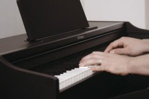 Nên mua đàn piano điện Roland hay Yamaha?