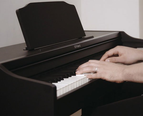 Nên mua đàn piano điện Roland hay Yamaha?