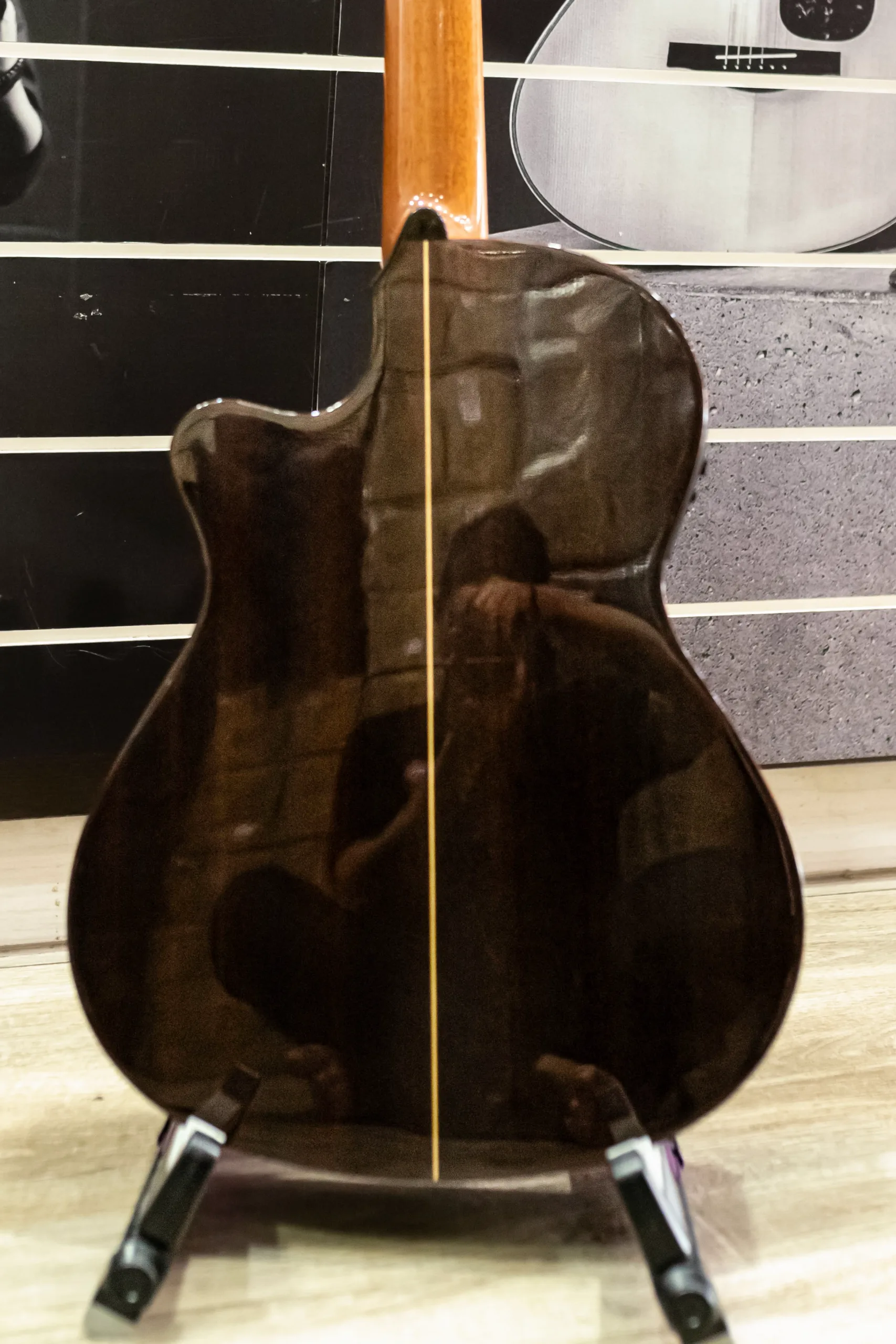 Cuenca 30CWE1 - Mặt lưng