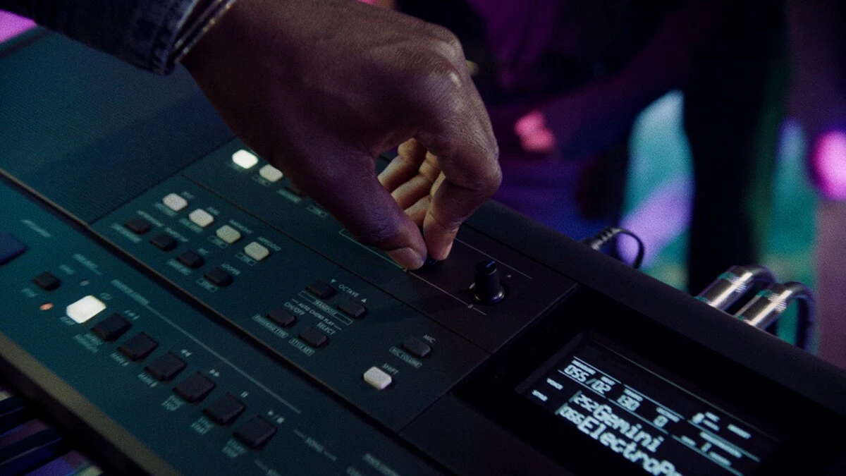 Organ-Yamaha-PSR-E483-Bang-dieu-khien