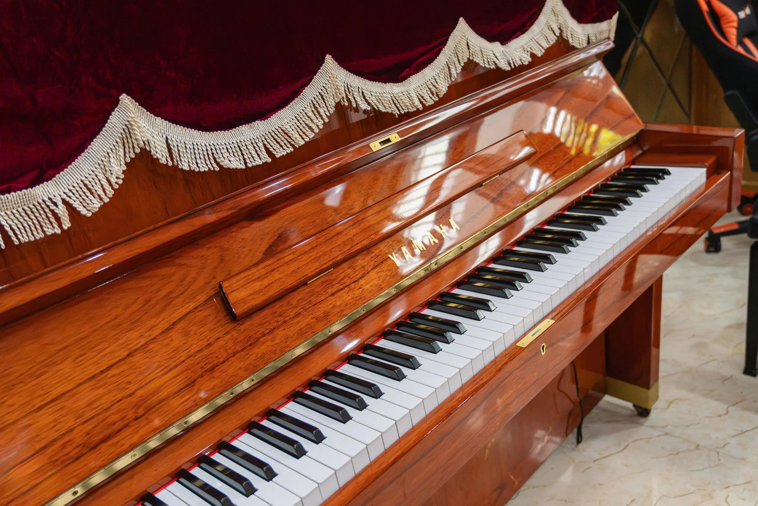 Bàn giao piano cơ Yamaha W104 về Tân Bình - 1