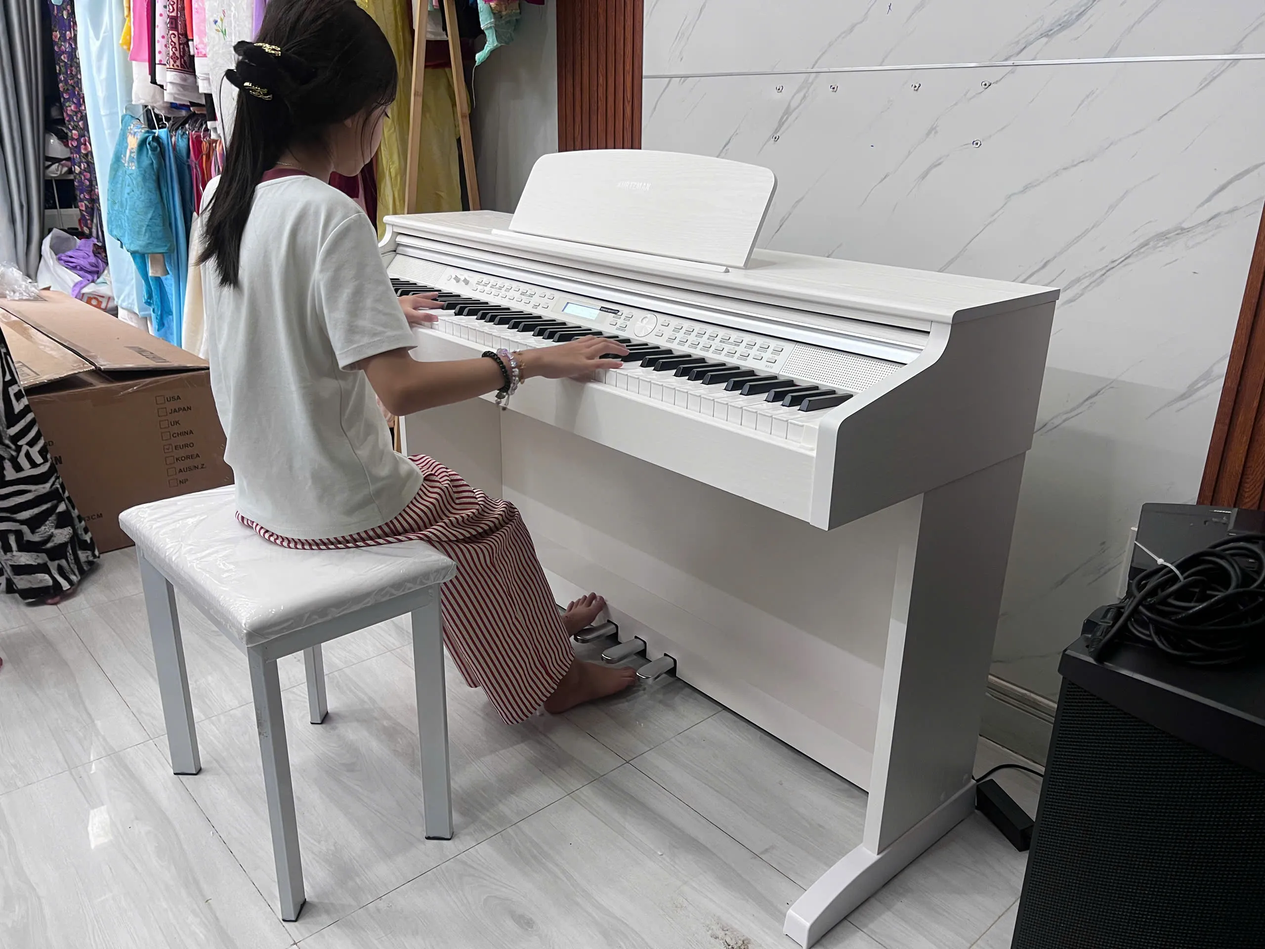 Gia Đình Đầu Tư Piano Điện Kurtzman K610 Cho Bé - 1