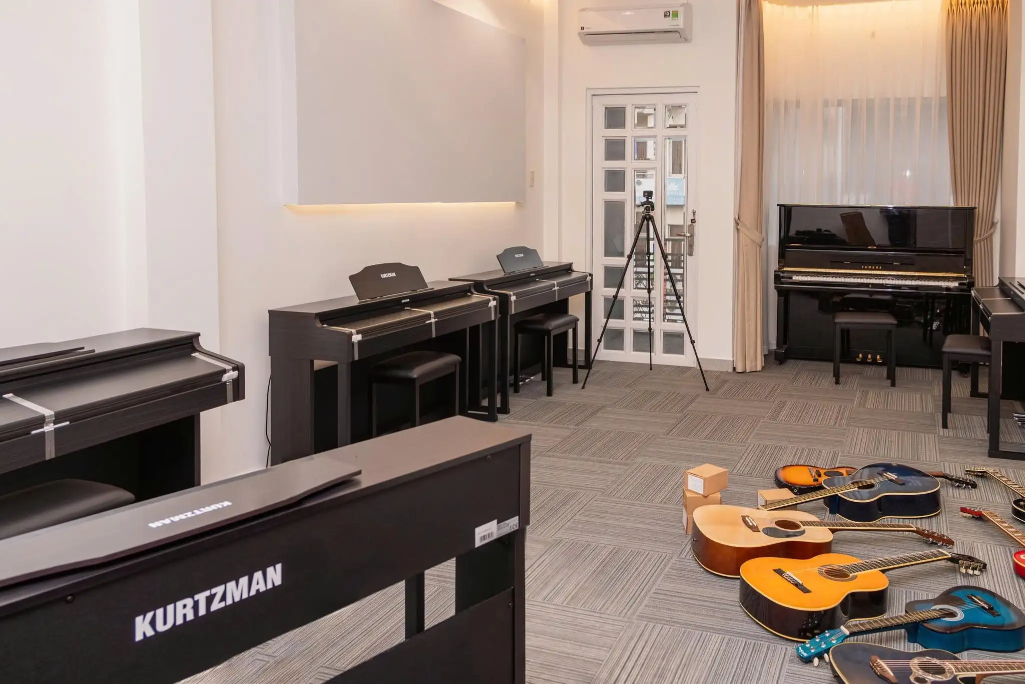 bàn giao piano điện Kurtzman KS7S và K610 tại Quận 5